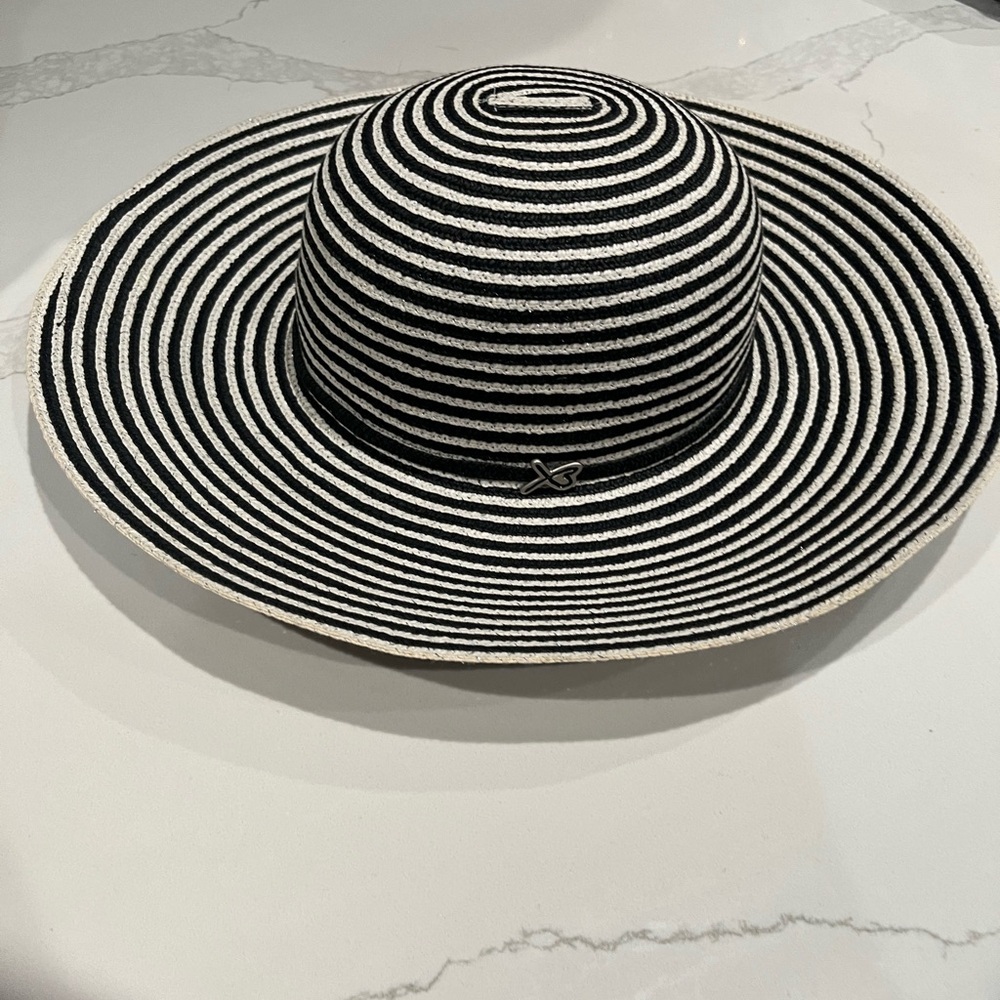 Betmar Black and White Striped Women's Hat - Picture 4 of 5